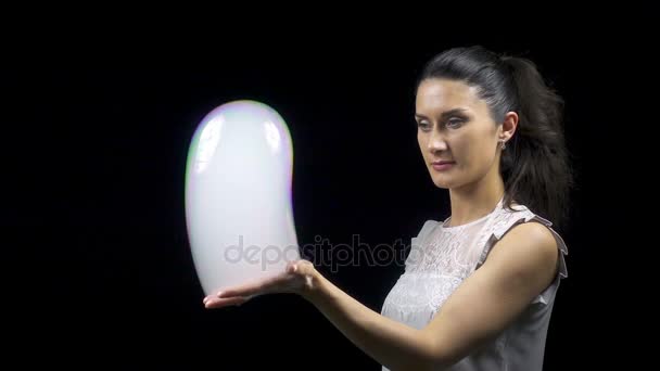 Atrakcyjna kobieta co fala w soap bubble — Wideo stockowe