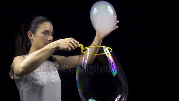 Привлекательная девушка смешивает мыльные пузыри — стоковое видео