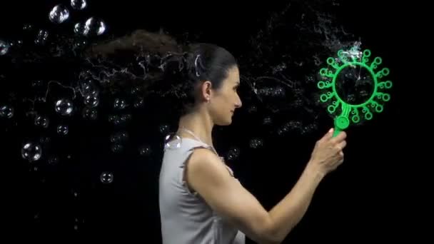 Girando alrededor de mujer haciendo burbujas de jabón — Vídeo de stock