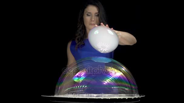 Menina morena bonita misturando bolhas de sabão — Vídeo de Stock