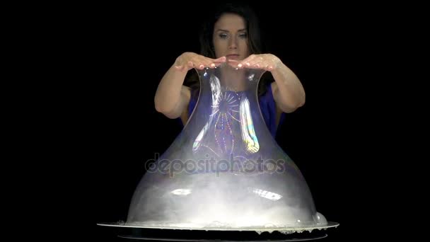 Attrayant brunette fille faisant vague de bulles — Video