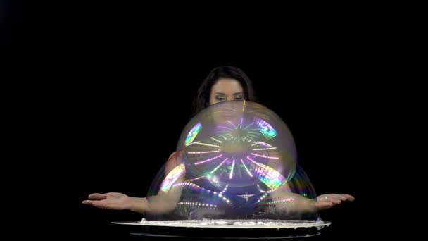 Hermosa mujer morena haciendo grandes burbujas de jabón — Vídeos de Stock