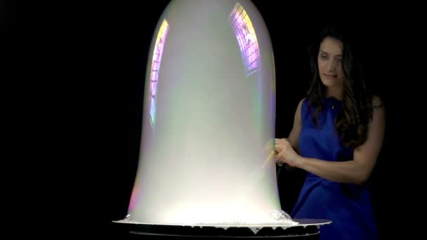 Брюнетка жінка робить великі мильних бульбашок — стокове відео