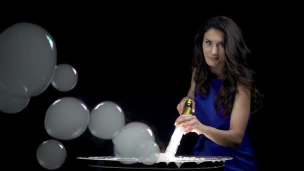 Брюнетка делает дымящиеся мыльные пузыри — стоковое видео