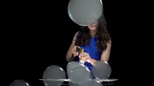 Brunette girl blowing smoky soap bubbles — Stock Video