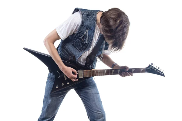 Μελαχρινή άνθρωπος παίζει ηλεκτρική κιθάρα — Φωτογραφία Αρχείου