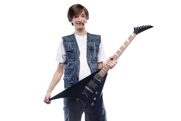 Sorridente giovane uomo che tiene la chitarra elettrica — Foto Stock