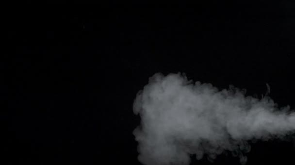 Nube blanca y humeante de cigarrillo electrónico — Vídeo de stock