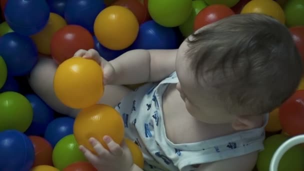 Little boy playing with color balls — Stock Video