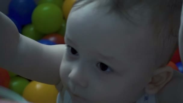 Jaarling jongen spelen met kleur ballen — Stockvideo
