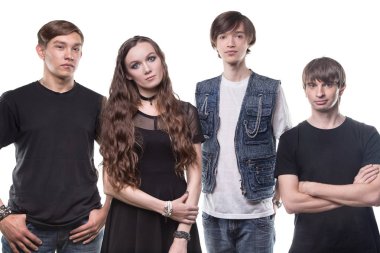 Genç sarışın kadın ve üç erkek