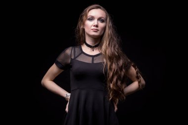 Kalça ellerinde olan sarışın kadın