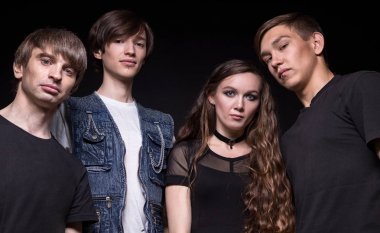 Genç müzisyenler - kadın ve üç adam rock