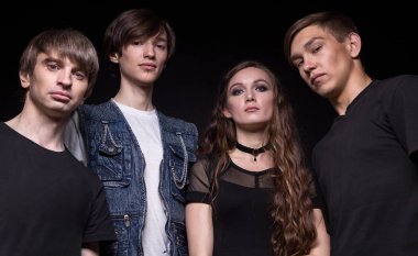 Rock müzisyenleri - kadın ve üç erkek