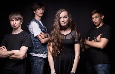 Genç müzisyenler - kadın ve üç erkek