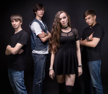 Rock grubu - genç kadın ve erkek