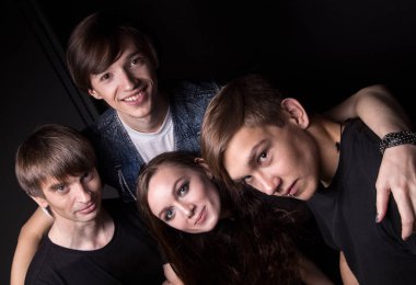 Dört arkadaş yukarıdan fotoğrafı