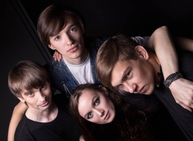 Üstten dört arkadaş sarılma, fotoğraf