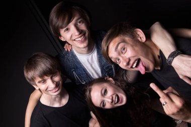 Üstten mutlu dört arkadaş sarılma