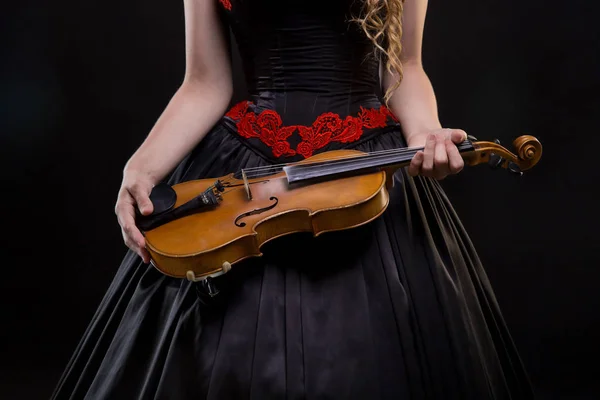 Женщина в платье держит скрипку — стоковое фото