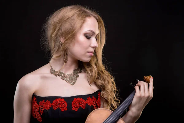Menina loira jovem segurando violino — Fotografia de Stock