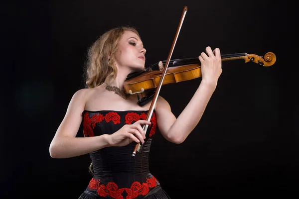 여자는 바이올린을 연주 드레스 — 스톡 사진