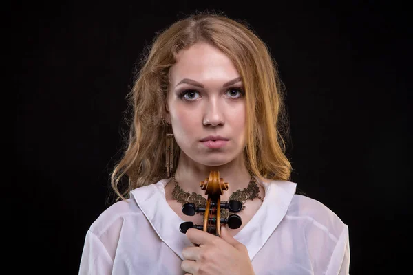 Menina loira nova com violino — Fotografia de Stock