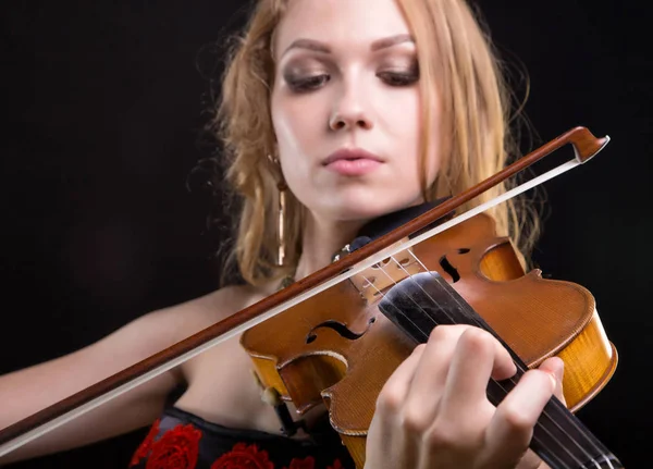 Foto de close-up da mulher tocando violino — Fotografia de Stock