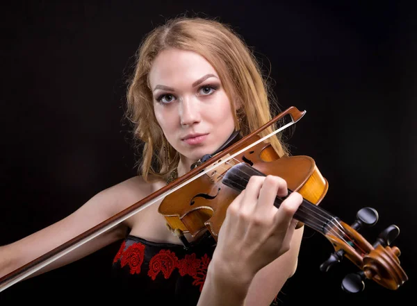 Closeup foto de loira tocando violino — Fotografia de Stock