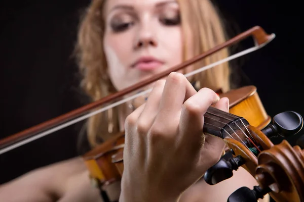 Nahaufnahme Foto von Mädchen, die Geige spielen — Stockfoto