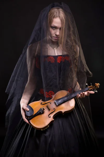 Jovem loira com véu preto segurando violino — Fotografia de Stock