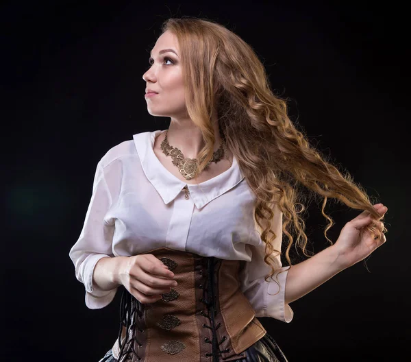 Mujer joven rubia con el pelo rizado —  Fotos de Stock