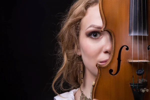 Mulher loira escondida atrás do violino — Fotografia de Stock