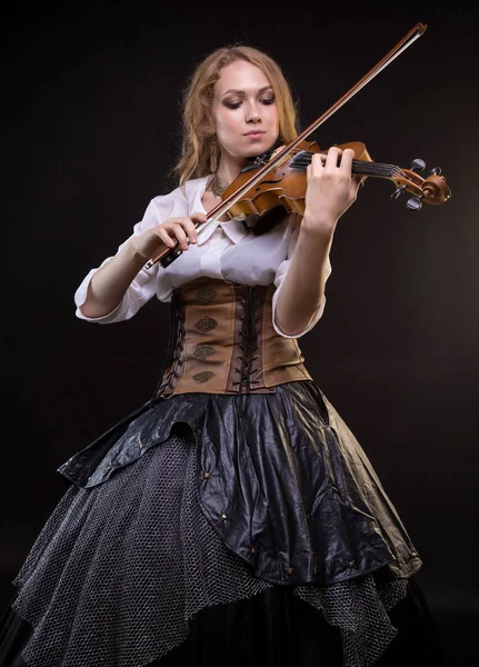 Blond woman playing the fiddle — Stock Photo, Image