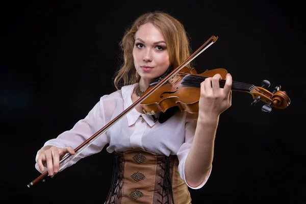 Jovem loira tocando violino — Fotografia de Stock