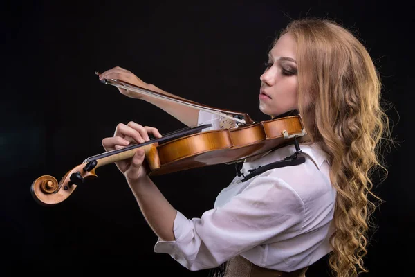 Mladá blonďatá žena s housle — Stock fotografie