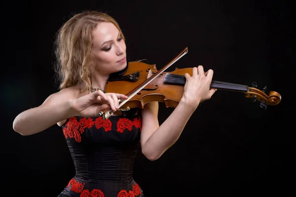 바이올린 연주 드레스 여자 — 스톡 사진