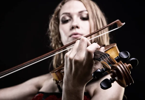 바이올린 연주는 여자의 근접 촬영 사진 — 스톡 사진