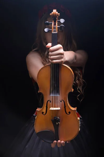 Fiatal nő gazdaság hegedű — Stock Fotó