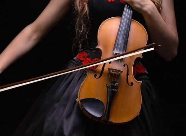 바이올린을 연주하는 젊은 여자 — 스톡 사진