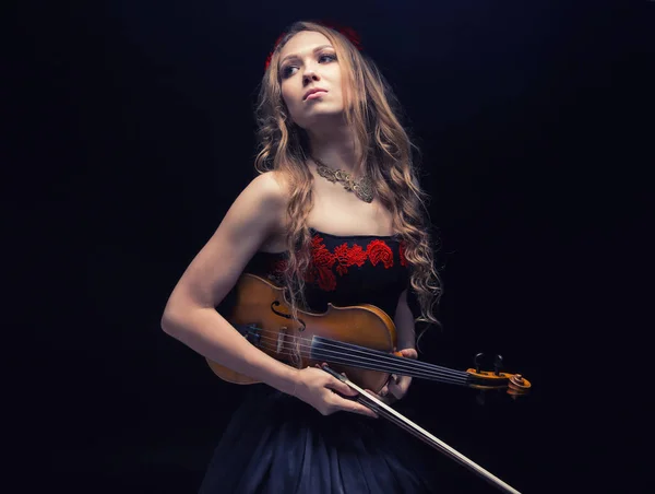 바이올린과 빨간 화 환에 금발 여자 — 스톡 사진