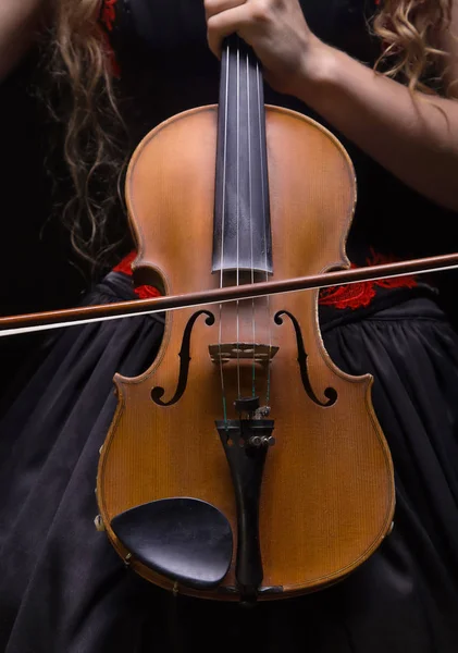 Junges Mädchen spielt Geige — Stockfoto