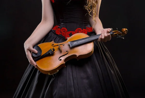 Дівчина в концертному одязі зі скрипкою — стокове фото