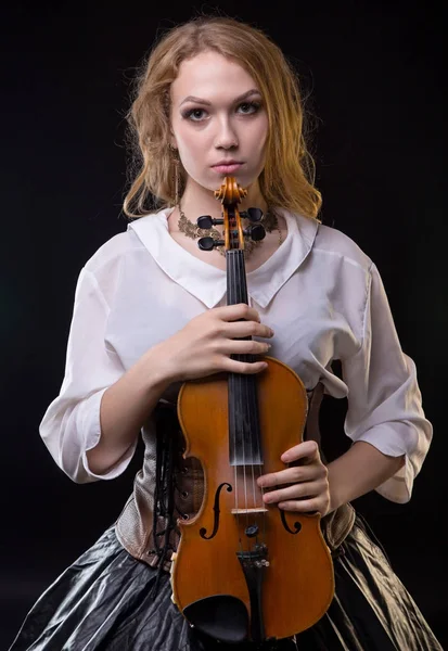 Jovem loira segurando o violino — Fotografia de Stock