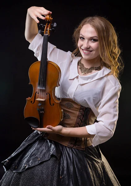 바이올린을 들고 행복 한 어린 소녀 — 스톡 사진