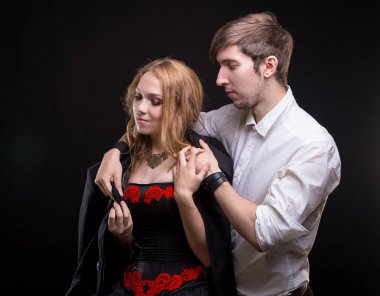 Genç adam ve onun sevgili kadın bakmakta