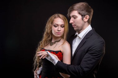 Adam beyaz eldiven ve sarışın kadın