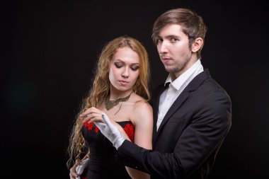 Beyaz eldiven ve sarışın bir kadın genç adam