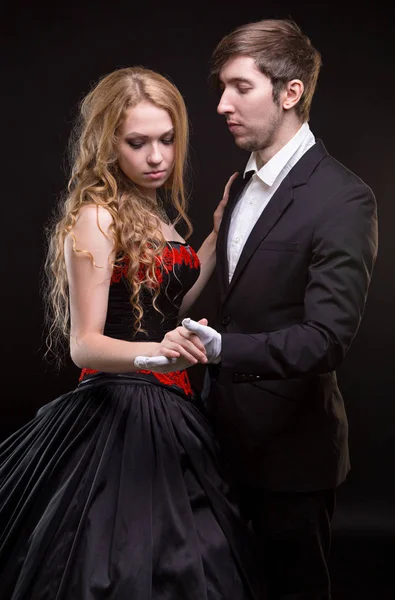Suave pareja amorosa en traje de concierto —  Fotos de Stock