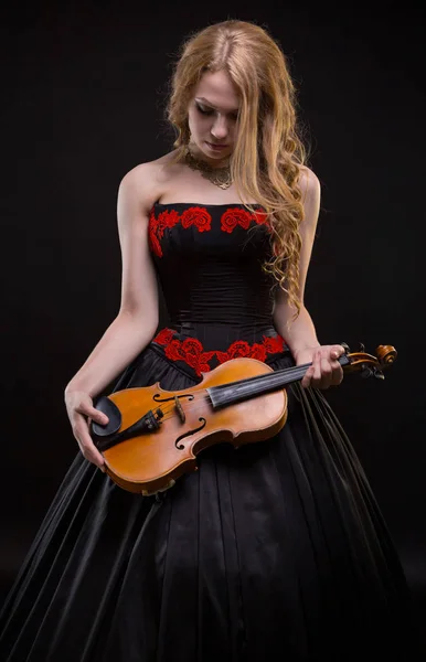 Jovem loira em vestido de concerto com o violino — Fotografia de Stock